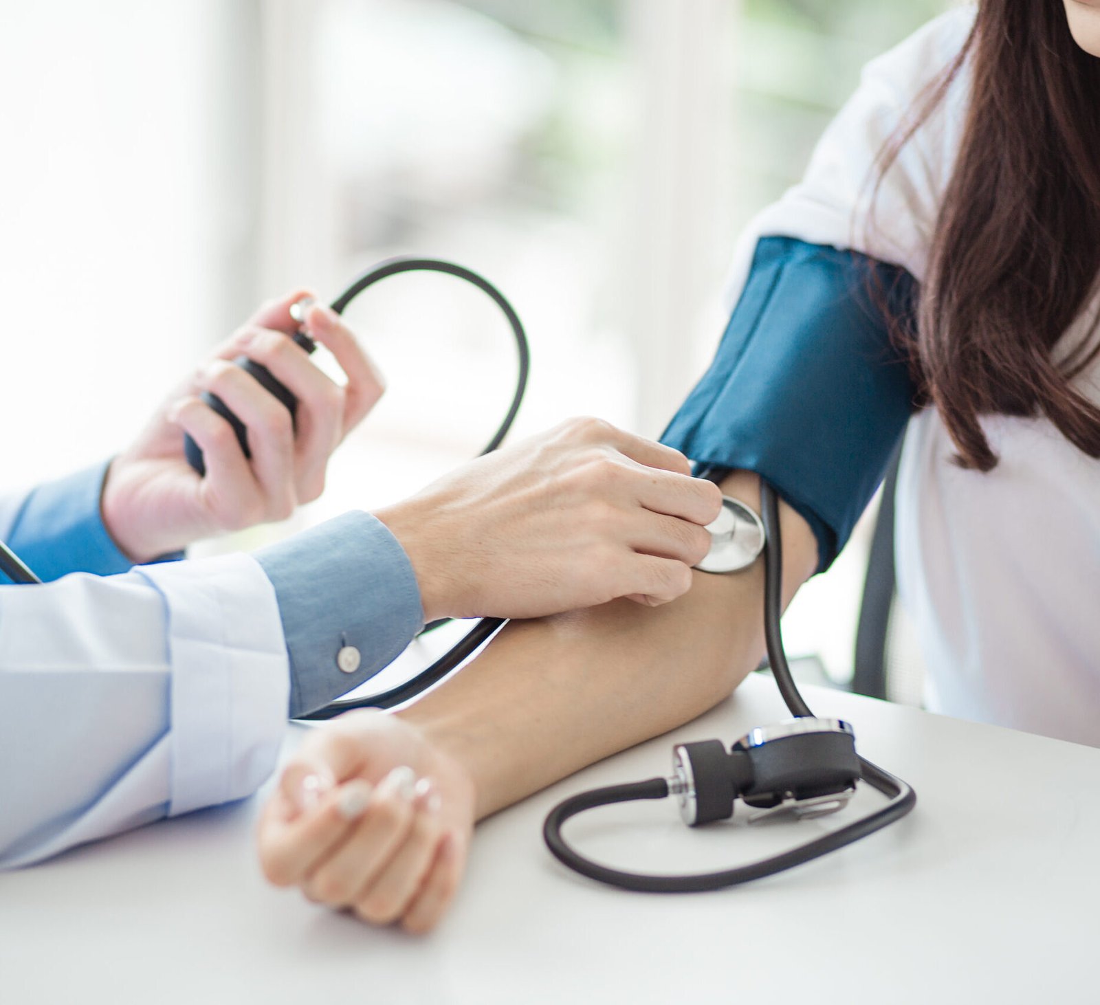 Doctor,Using,Sphygmomanometer,With,Stethoscope,Checking,Blood,Pressure,To,A